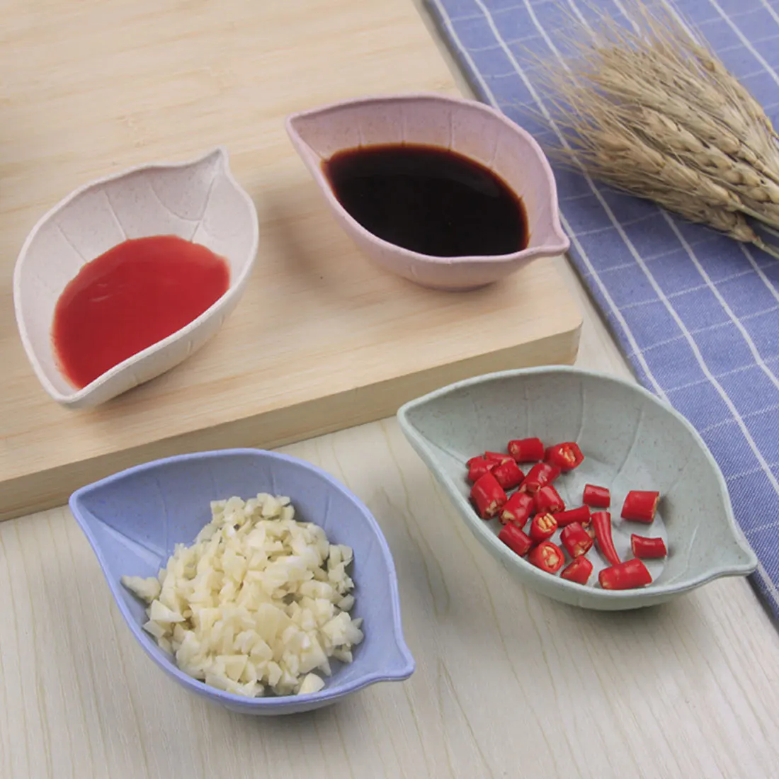 

1pcs Creative Wheat Straw Plates Natural Degradation Leaf Shaped Plate Sauces Plate Snacks Vinegar Dish Kitchen Accessories