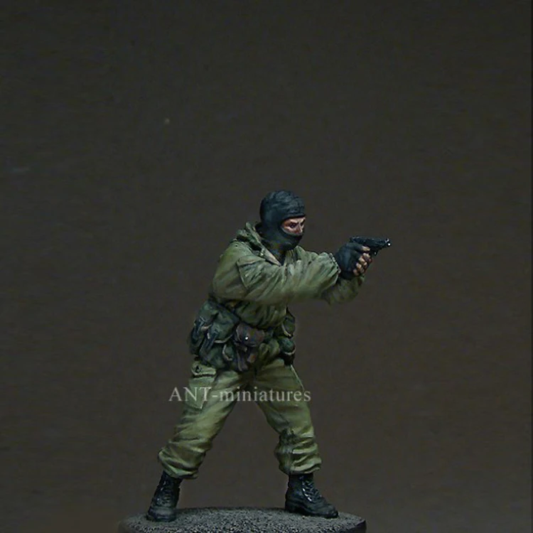 1/35 полицейский удерживающий пистолет современный солдат фигура из смолы GK без