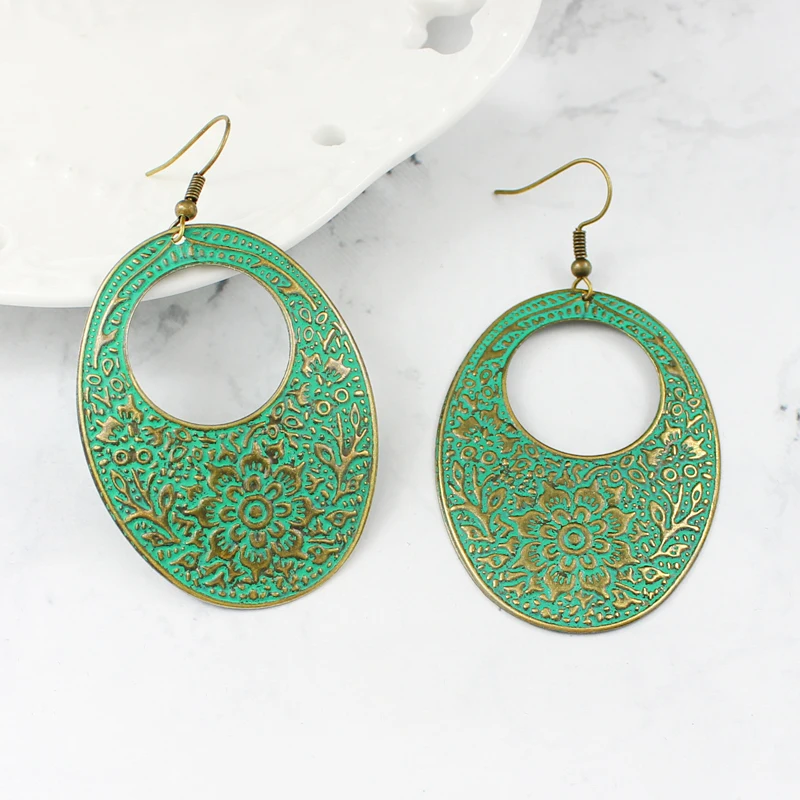 The cyan ellipse has a hollow rounded circle inside and is surrounded by large flowers vines to form vintage earring. | Украшения и