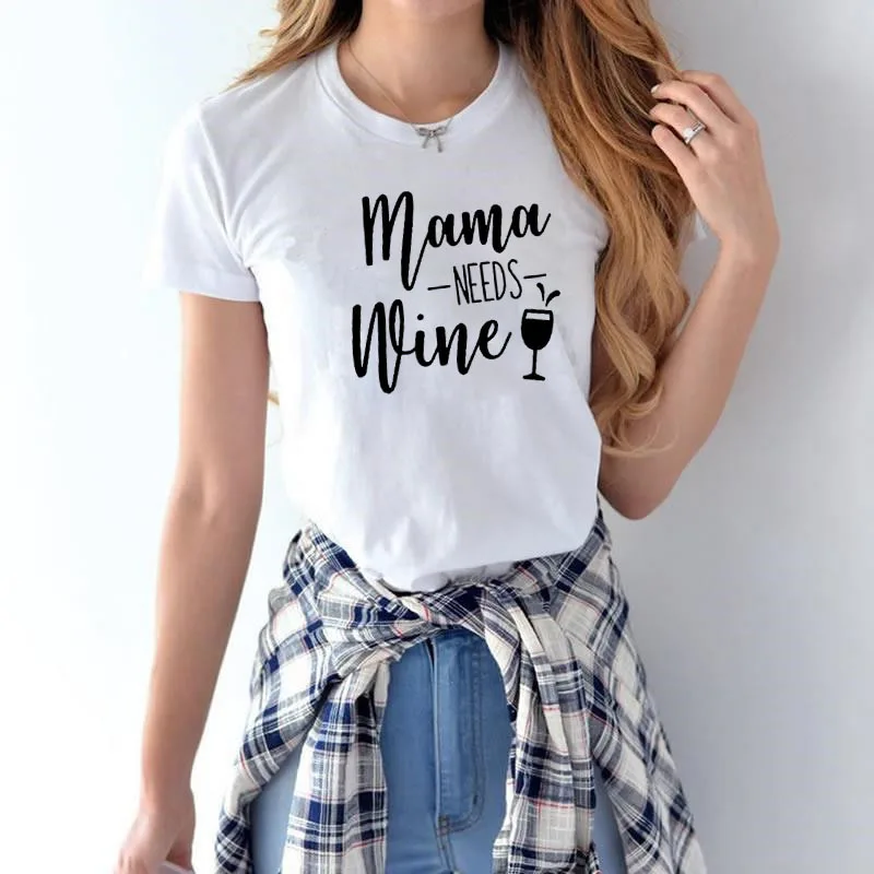 Футболка с надписью Mama Needs Wine, Женская свободная футболка с коротким рукавом и круглым вырезом, Летняя женская футболка, топы, Camisetas Mujer - Цвет: Белый