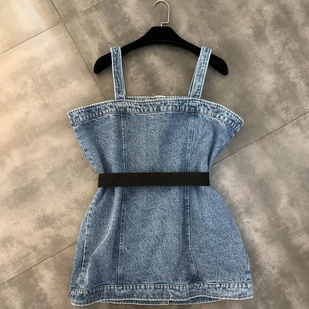 Новое летнее джинсовое платье с декоративным карманом и поясом на талии