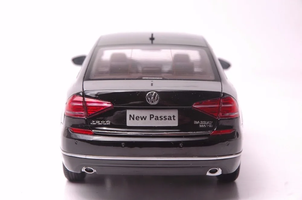 Volkswagen Passat 2016 car model in scale 118 (2)