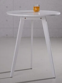 The Nordic leisure tripod. White round coffee table.