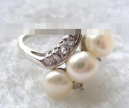 

00570 beautiful white natural freshwater pearls ring