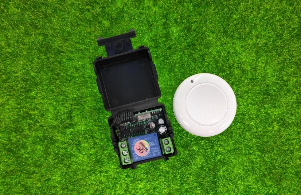 

DC12V 10A 1CH RF Wireless Remote Control Light Switch 10A Relay Output Radio Receiver Module + white Transmiter