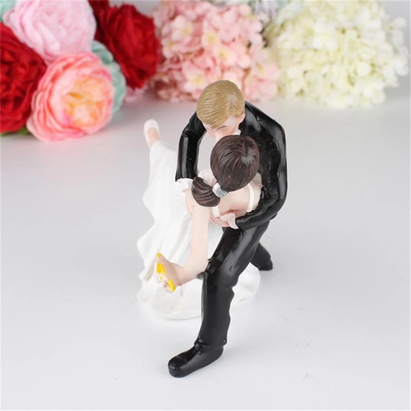 2018 New Creative  Romantic Bride and Groom Wedding Cake Topper Couple Hug Kiss Bridal Decoration Practical Lightweigh C0406#30 05