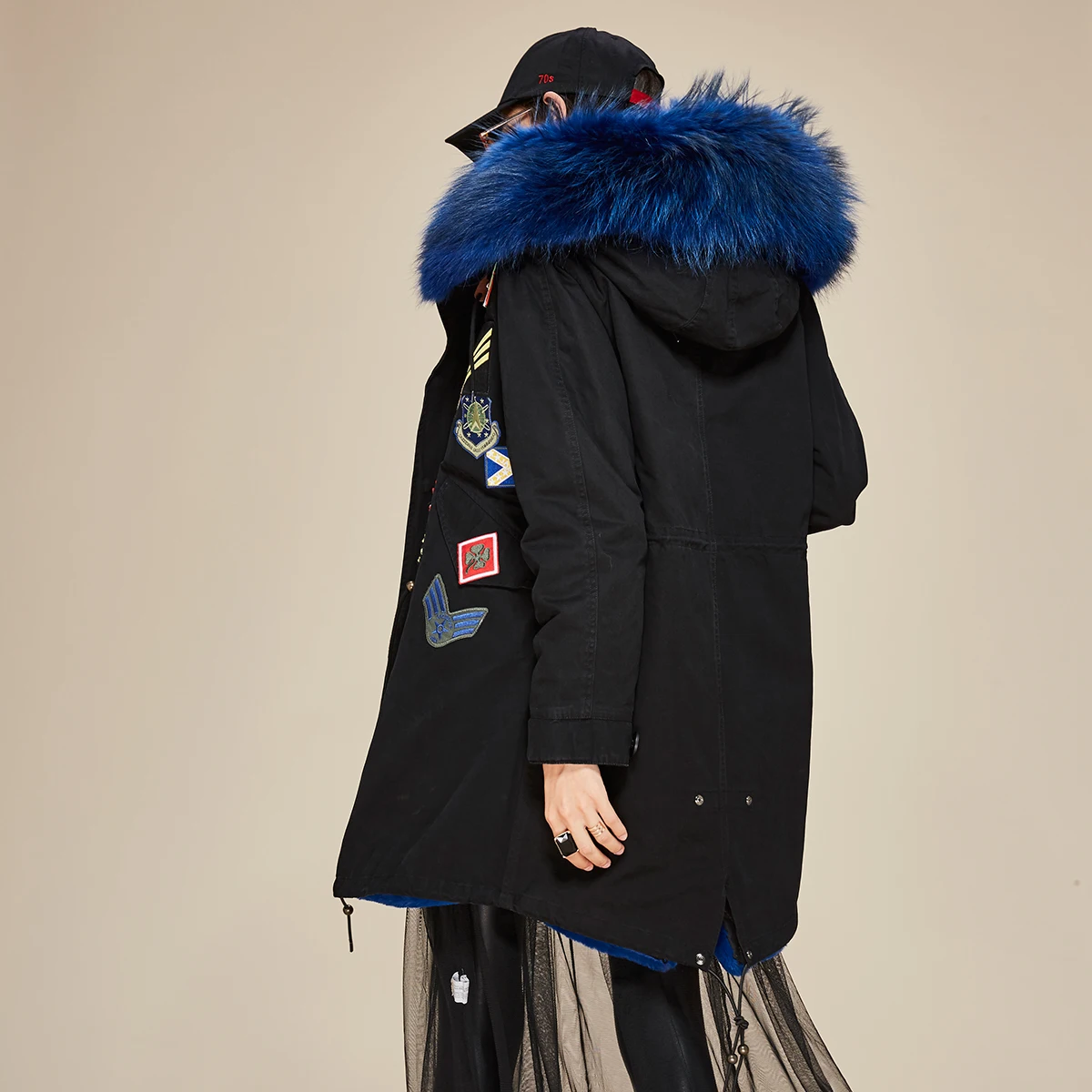 JAZZEVAR Новая модная зимняя женская парка с большим воротником из меха енота пальто с капюшоном аппликация бисер военные Медали длинная куртка