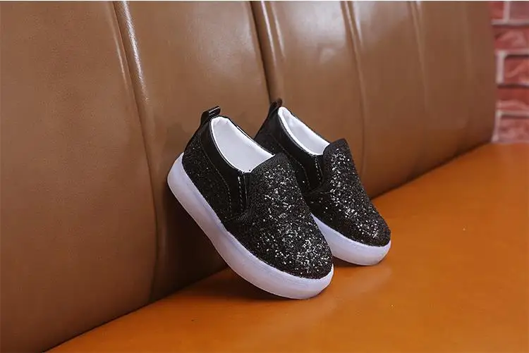 New Children Luminous Shoes Boys Girls Sport Running Shoes Baby Flashing Lights Fashion Sneakers Sequins Little Kid LED Sneakers