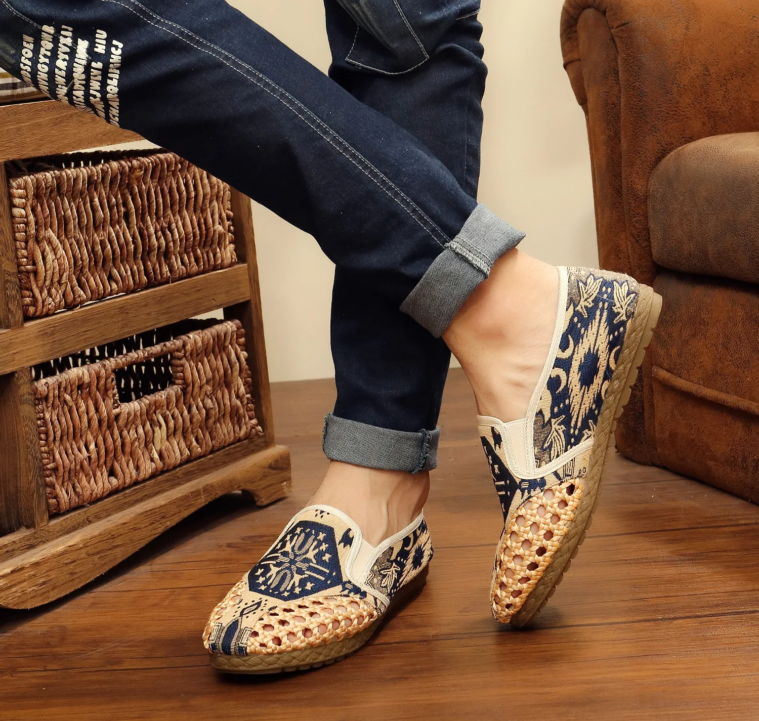 

Chinese style hollow men's shoes summer old Beijing breathable casual comfort beef tendon bottom soft men's shoes