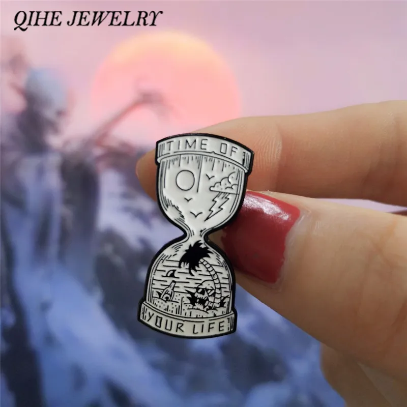 

QIHE JEWELRY Hourglass Enamel Pins Skull on the Sand Beach Lapel Pins Your Life Badges Black/White Sand Hourglass Brooches