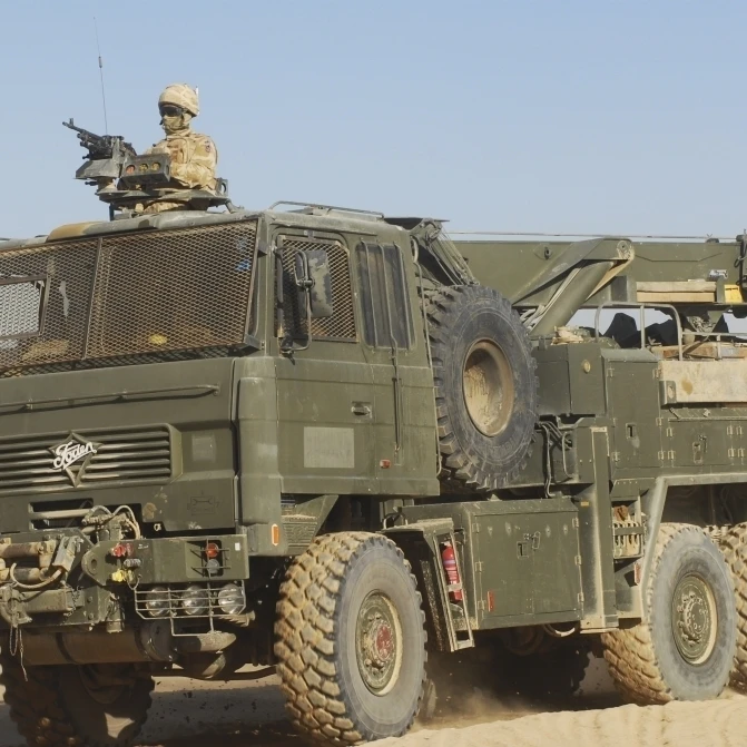 A British Army Foden 6x6 heavy recovery vehicle Poster Print (34 x 22)