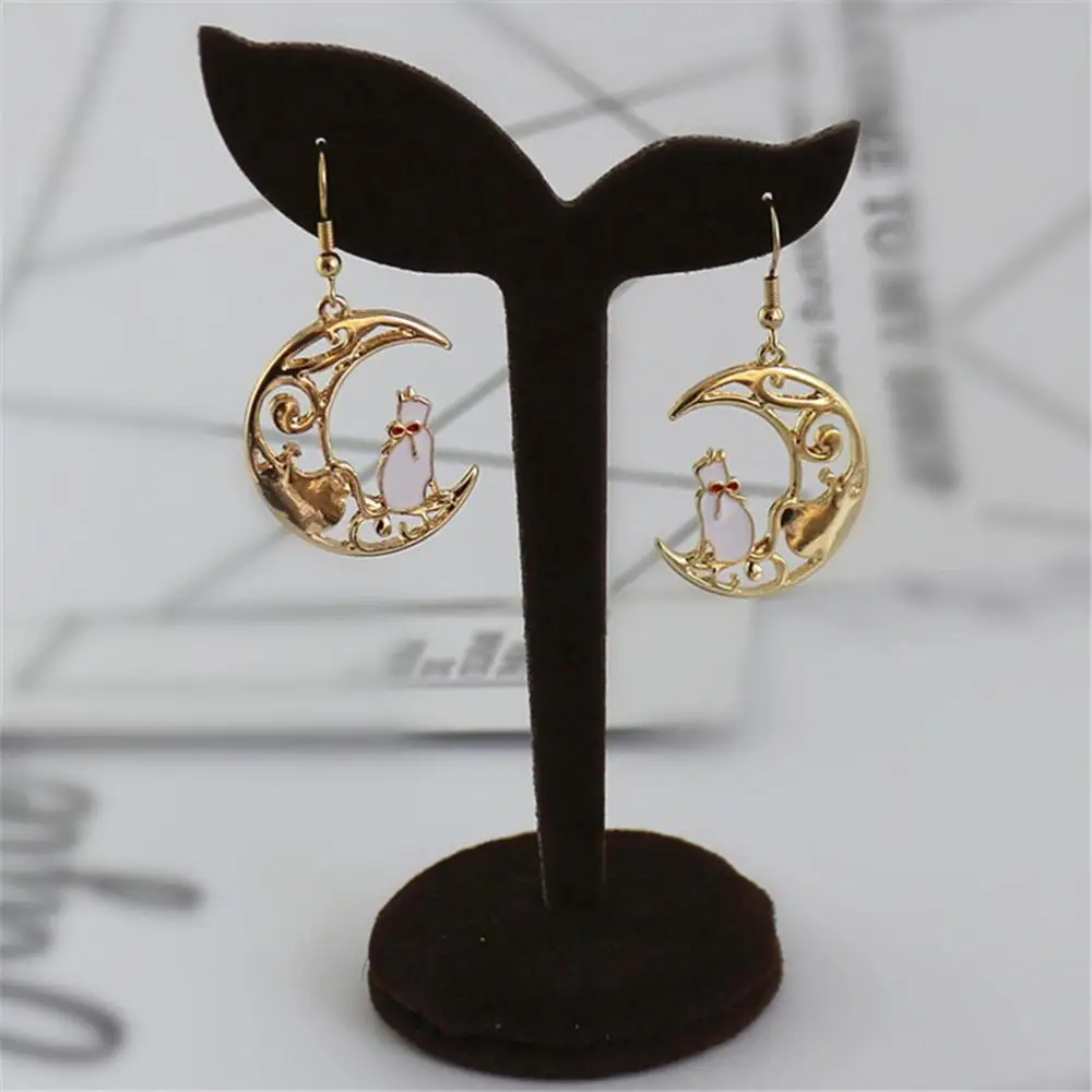 

2018 New Japanese sweet and lovely temperament hollow Drop glaze moon cat hypoallergenic earrings factory direct