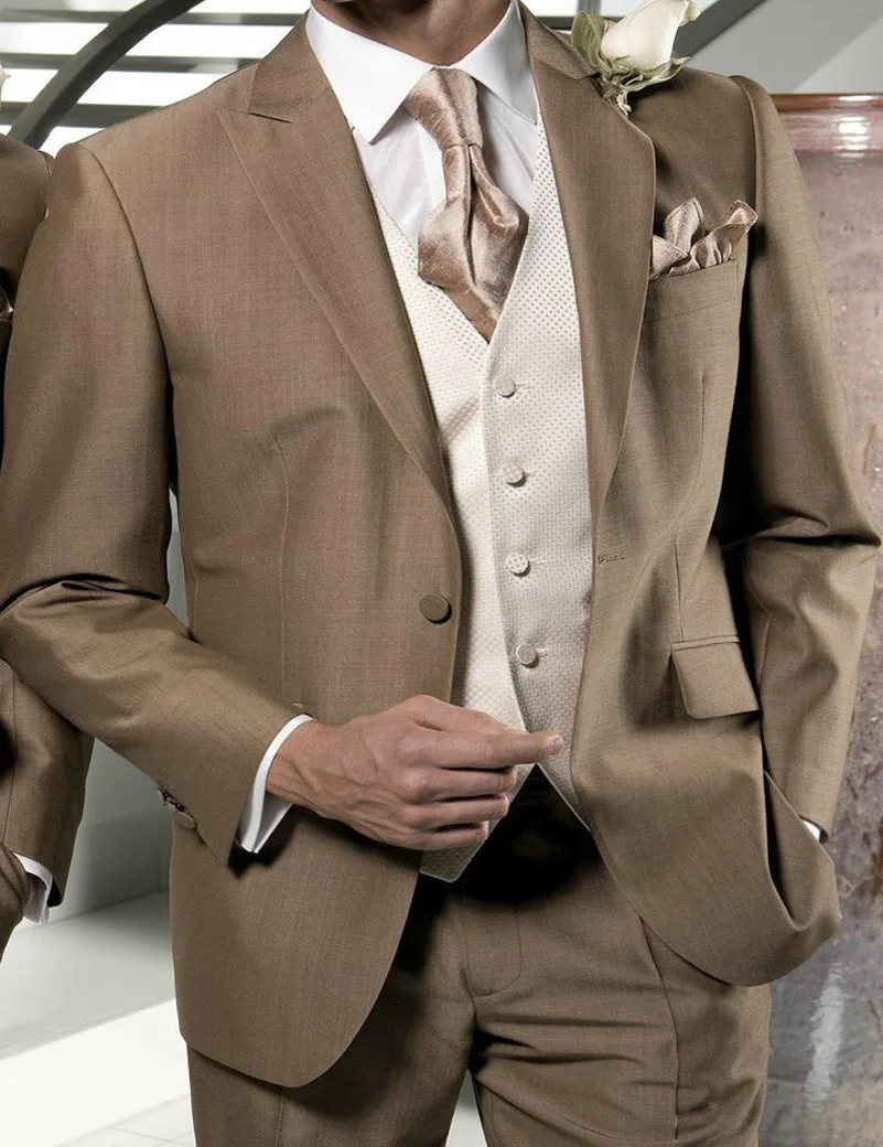 Warm taupe traje novio