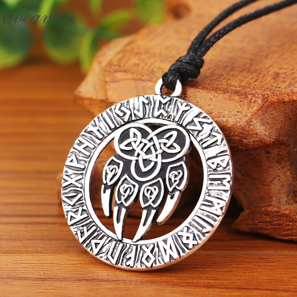 Амулет из охотников на троллей. Подвеска талисман охотника. Амулет охотника. Кулоны древних славян. Талисман охотника.