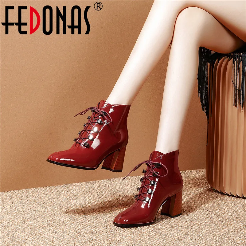 FEDONAS/ теплые короткие ботинки Ботинки Челси из лакированной кожи со шнуровкой вечерние ботинки для офиса классические женские зимние ботильоны