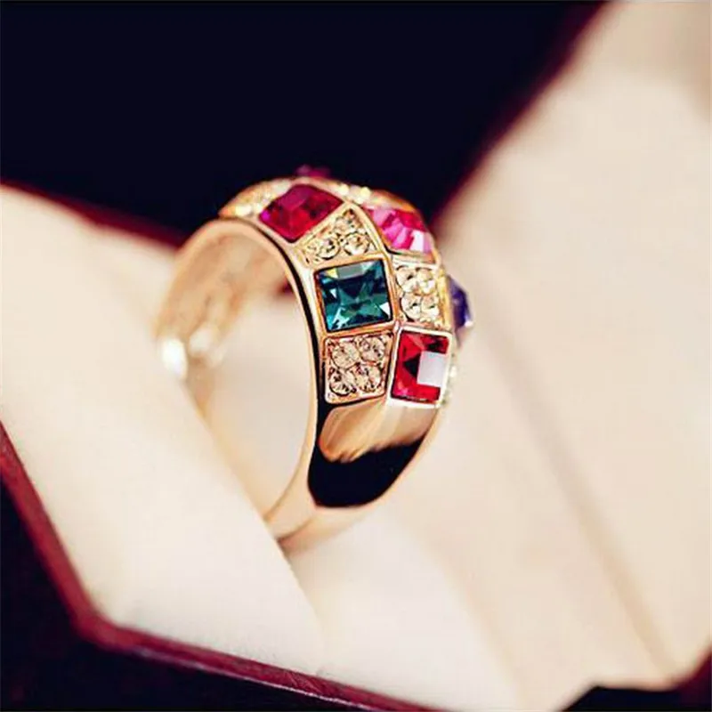 

8Seasons Fashion Women Rings Gold Round Rings Multicolor Transparent Red Green Rhinestone Vintage Series Acessories,1 Piece