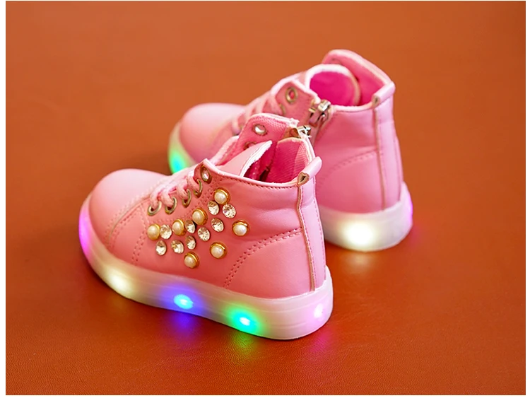 Детская обувь для девочек; модная повседневная обувь на плоской подошве со шнуровкой; обувь со светодиодной подсветкой для девочек; обувь с жемчугом и кристаллами; ботинки; цвет белый, розовый, красный
