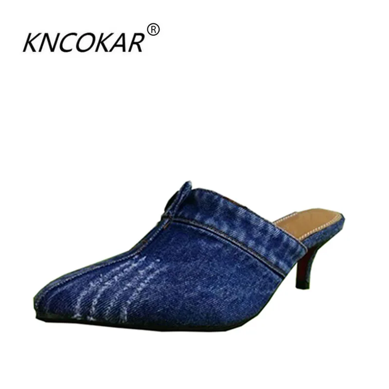 

The new summer denim slippers with a pair of sexy pointy buttons and a pair of sandals