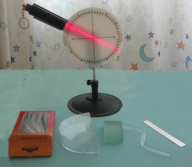 The Transmission of Light Reflection Refraction Experiment Device