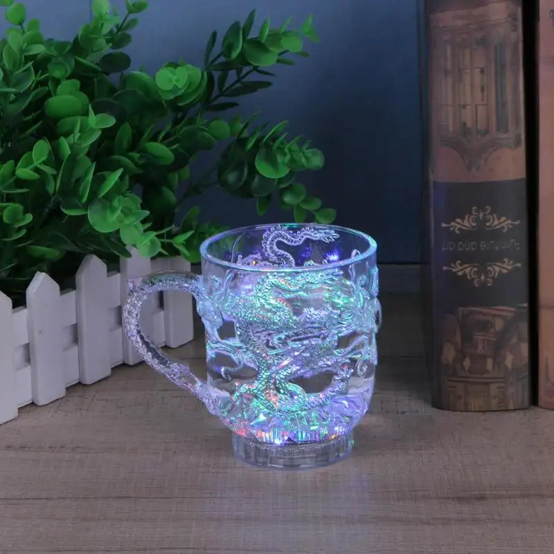 Красочное светящееся освещение Вода Вино Кружка стеклянной чашки светящаяся вода жидкость Индукционная вспышка чашки для вечерние