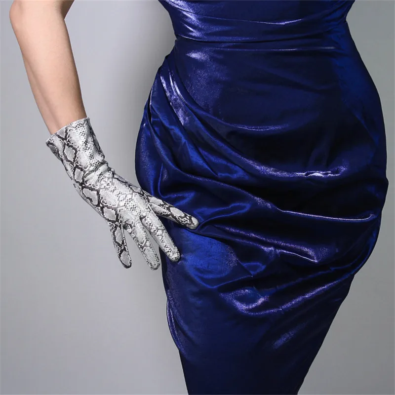 Женские перчатки средней и длинной длины 28 см из яркой лакированной кожи PU перчатки женские кожаные перчатки для танцев P28-09 - Цвет: patent leathersnake
