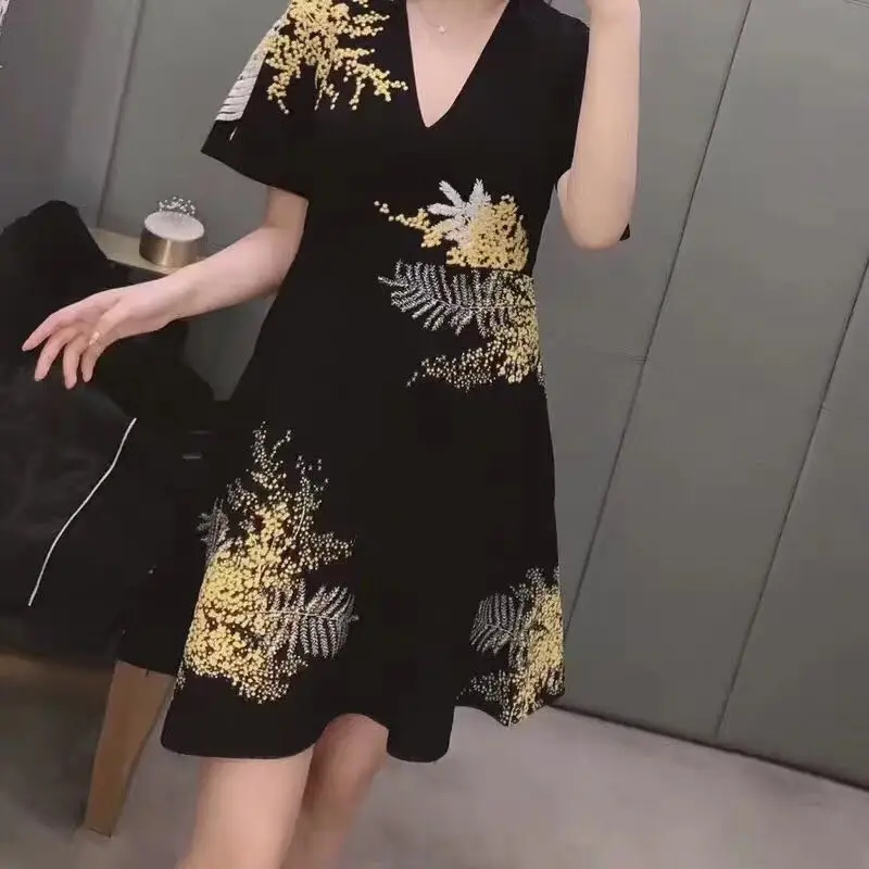

2019 fall and winter new slim sexy V-neck waist three-dimensional embroidery knitted dress