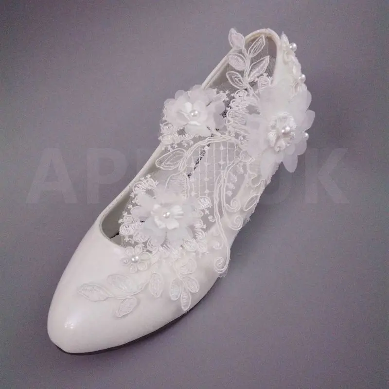 Белые свадебные туфли на танкетке 3 см с кружевным цветком; красивая дизайнерская Свадебная обувь ручной работы для невесты; модельные туфли подружки невесты с цветочным узором для девочек