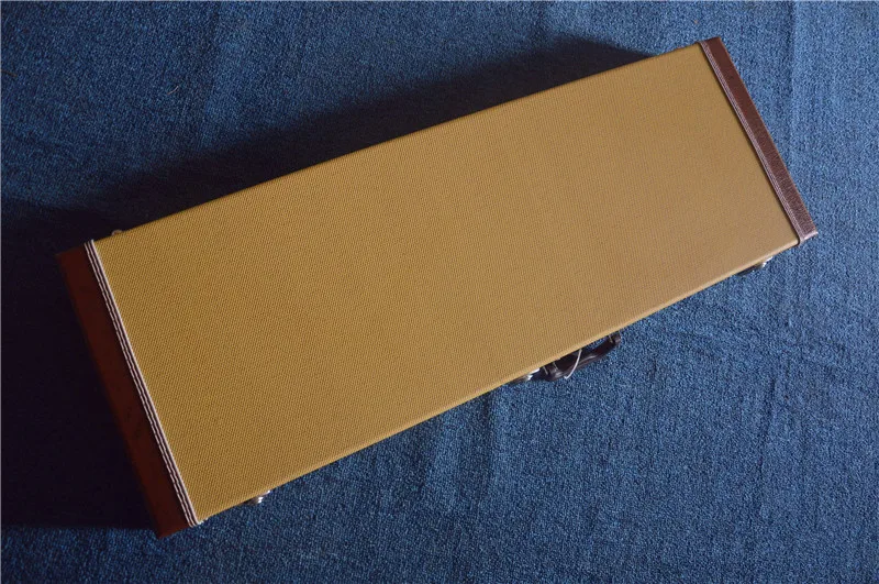 

Human in the store there are surprises, low price of store products, LP. ST cheap suitcase, yellow shell