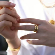 Новое Золотое кольцо с двойным круговым волнистым кольцом для женщин и мужчин, модные шикарные круглые простые кольца с геометрическим орнаментом, свадебные ювелирные изделия для помолвки