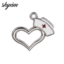 Skyrim DIY accesorios de joyería Fabricación de aleación de Zinc esmalte enfermera sombrero corazón círculo amuletos médicos colgante para collar y pulsera(China)