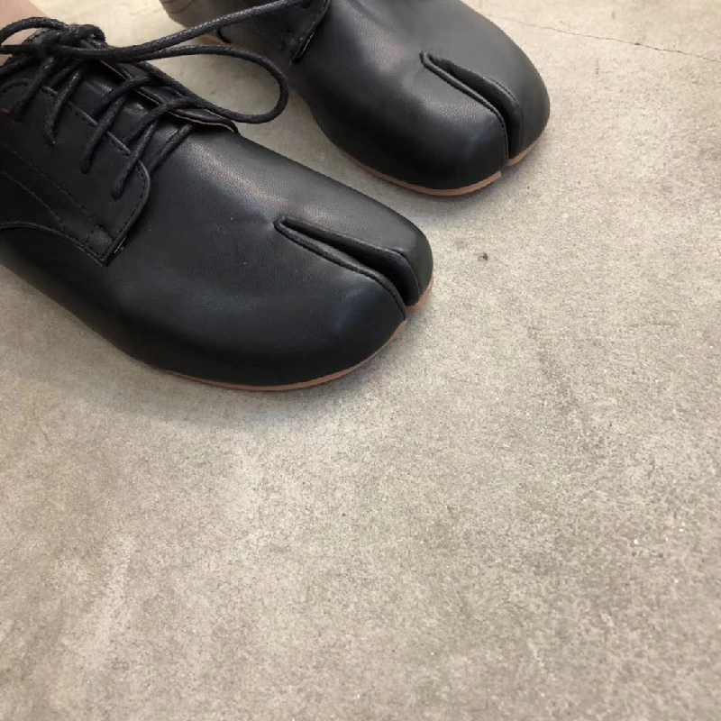 Уникальные кожаные туфли с разрезом на носке; два варианта ношения; женская обувь на плоской подошве из микрофибры на шнуровке; tabi ninia zapatos; зимняя обувь с глубоким носком; Мокасины