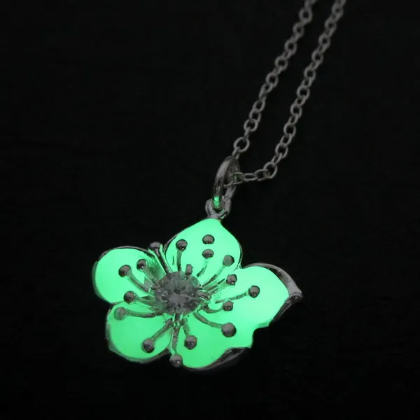 

Free Shipping Fashion White Crystal Green Glow Glowing Luminescent Flower Charm Plant Atlantis Christmas Gifts Necklaces
