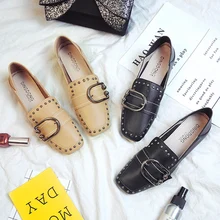 Британский стиль мягкие дамские туфли на плоской подошве Весна заклепки с квадратным носком удобные мокасины Дамская обувь кольцо балетки на плоской подошве Лоферы для женщин