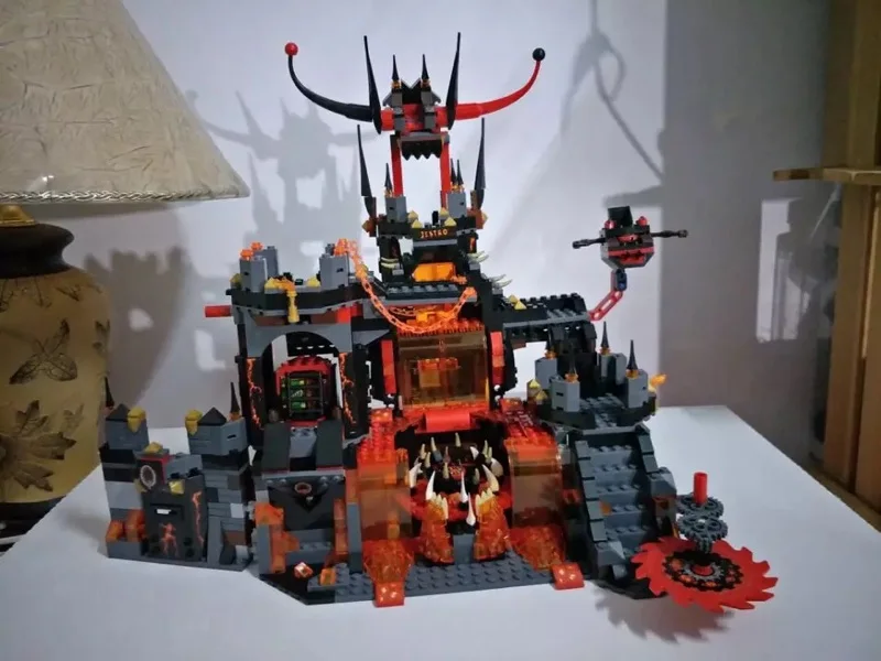 

1229Pcs legoing Jestro's Volcano Lair building Blocks Bricks Game Toys for children Castle Weapon Gun Gift 70323
