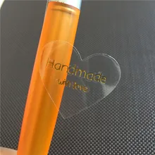 Пользовательские текстовые "Le monde de Zaza' на прозрачных наклейках 1000 шт/партия в форме сердца персонализировать ПВХ наклейки самоклеющиеся