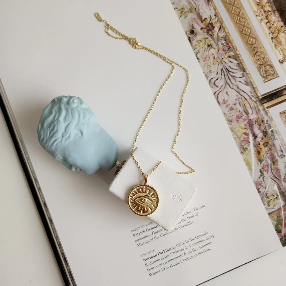 HUANZHI Трендовое золотистое металлическое ожерелье с монетными глазами, минималистичный дизайн, короткая цепочка, ожерелье для женщин, девушек, вечерние ювелирные изделия для путешествий