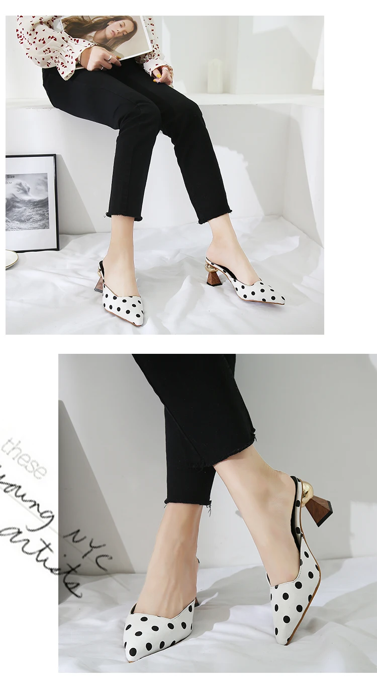 Босоножки на высоком каблуке в черно-белый горошек; элегантные туфли без задника с острым носком; женская обувь на металлическом каблуке; женские уличные тапочки; S80152
