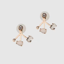 Модного серебристого цвета с украшением в виде кристаллов серьги-гвоздики