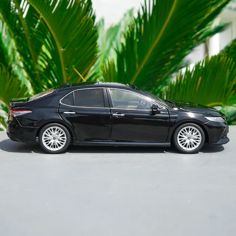 Модель автомобиля Toyota Camry коллекция 1/18 8 поколение литой Сплав игрушки для детей