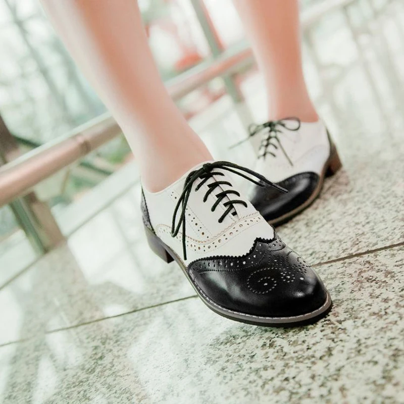 Vintage Carved Women Brogue Oxfords Fashion Round Toe Lace Up Oxford Shoes For Women Big Size 34-43 Ladies Flat Oxfords