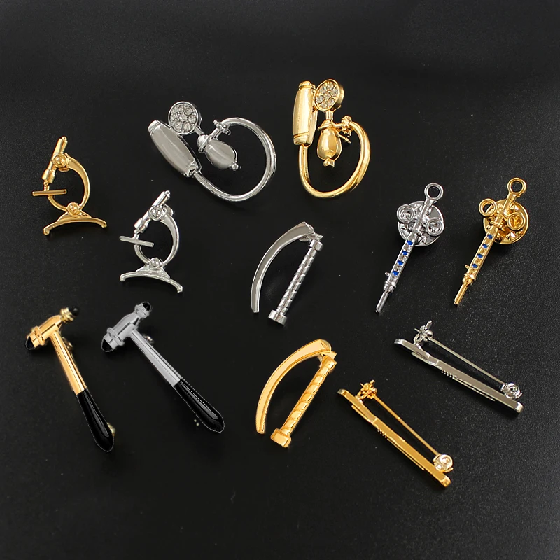 броши медицинские инструменты. ножницы и расческа парикмахера. брошь для массажиста. брошка для профессии бухгалтер. скрипка значок на одежду.