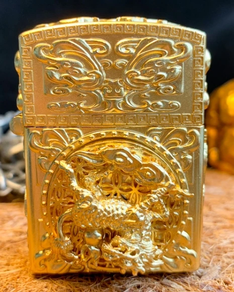 Смотреть видео покрытием 22 к золото+ белый Медь ручной работы резной рельеф 3D gold чудовище Единорог 12 Китайский Зодиак бег зажигалки