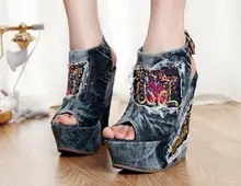 Spring Summer Women Canvas Shoes 2017 Hot Sale Fashion Print Embroidery Flowers Retro Denim Women Sandals Platform Party Shoes