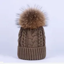 Для женщин Твист вязаная шапка шапки с толстые плюшевые бархатные зимние Обувь для девочек натуральный мех енота Мех животных помпонами вязать Skullies шапочки