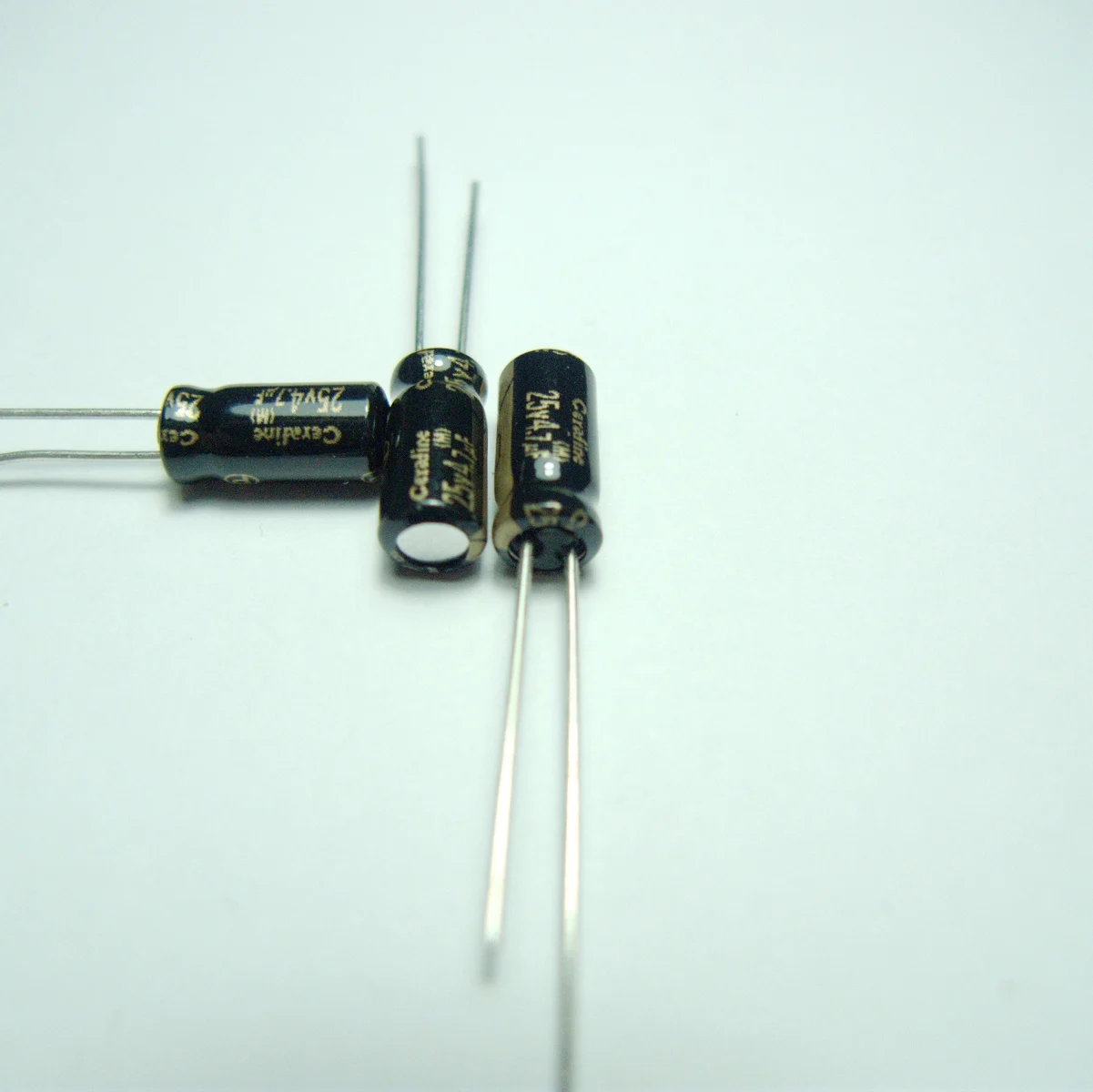 Capacitor de Áudio Novo Elna Cerafine 25v4.7uf Cobre pé Áudio Capacitor Super Capacitores Eletrolíticos Frete Grátis 20pcs – 50pc