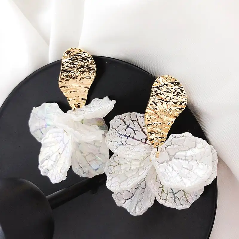 

2019 New Arrival Korean Shell Crack Holiday Wind White Petal Flower Earrings Personality Cute Sweet Irregular Earrings