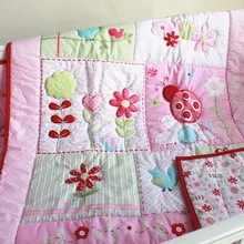 Промо-акция! 4 шт. вышитый детский набор постельных принадлежностей одеяло постельное белье для колыбели комплект, включает в себя(бампер+ одеяло+ покрывало+ юбка для кровати