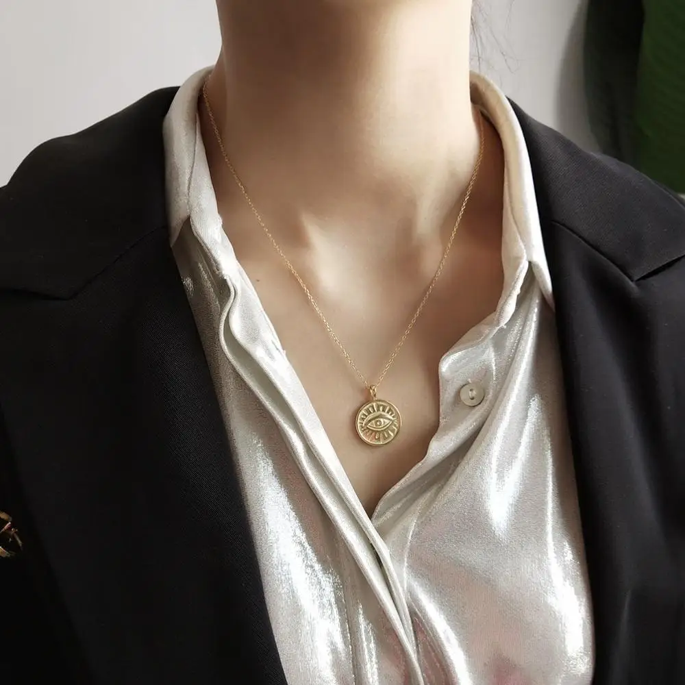 HUANZHI Трендовое золотистое металлическое ожерелье с монетными глазами, минималистичный дизайн, короткая цепочка, ожерелье для женщин, девушек, вечерние ювелирные изделия для путешествий