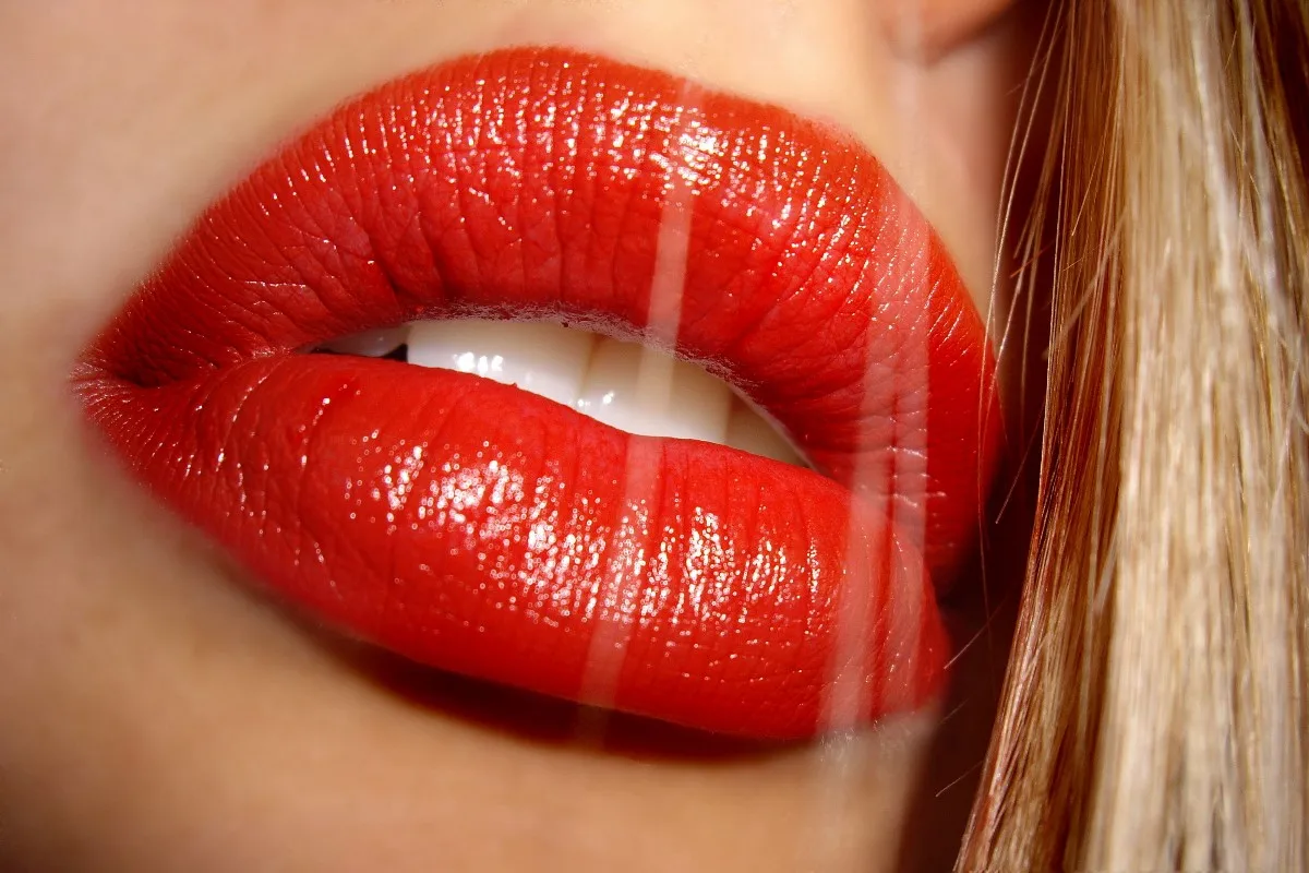 https://ae01.alicdn.com/kf/HTB1wsRRXDXYBeNkHFrdq6AiuVXae/sexy-red-Lips-woman-girl-babe-RW089-living-room-home-wall-art-decor-wood-frame-fabric.jpg