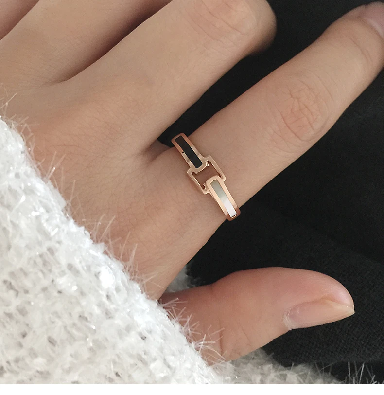 Черный и белый корпус кольцо розовое золото цвет титан сталь женщина палец кольцо, никогда не выцветает. Доступны размеры 4-10, Прямая поставка